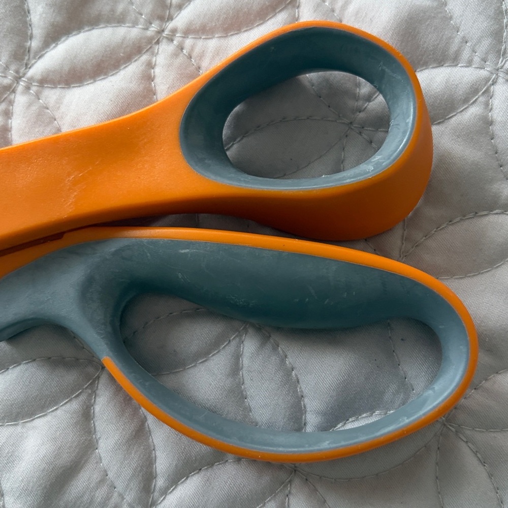 Fiskars Softgrip Premier Pinking Shears Orange and Gray Scissors - Picture 3 of 4